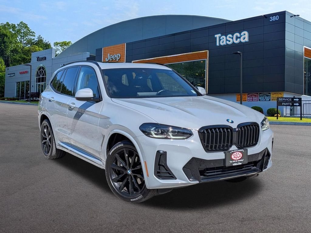 Used 2024 Gray BMW xDrive30i image 1