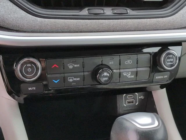 Used 2022 White Jeep Latitude image 22