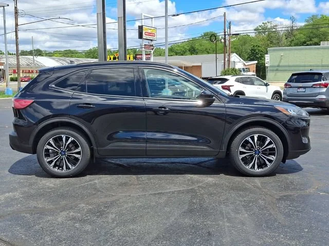 Used 2022 Black Ford SE image 8