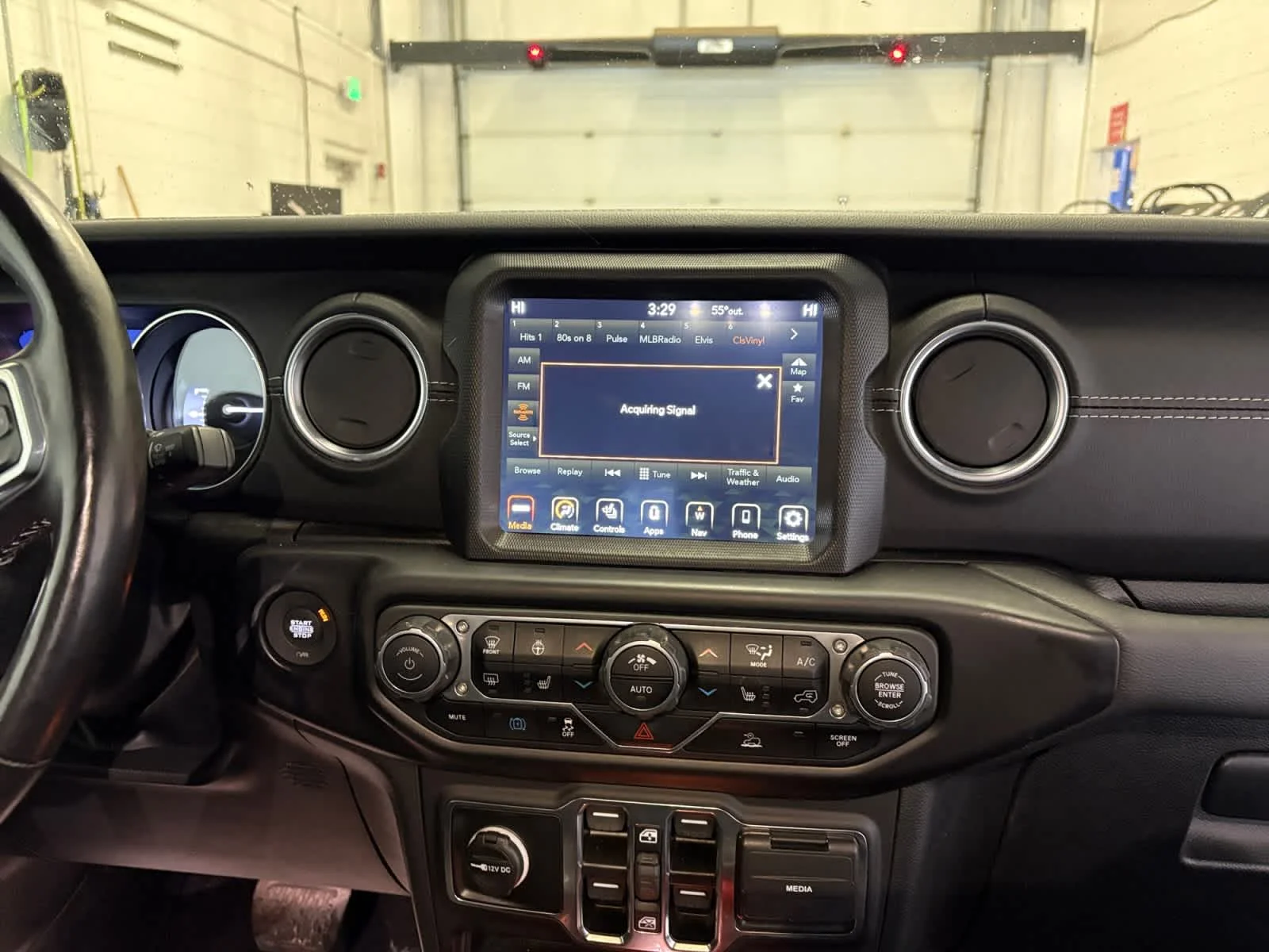 Used 2023 Granite Crystal Metallic Clearcoat Jeep Sahara image 18