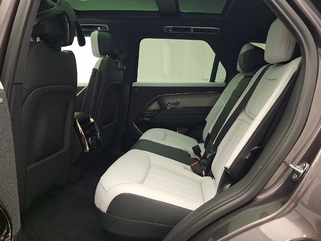 New 2027 Charente Grey Land Rover Dynamic SE image 6