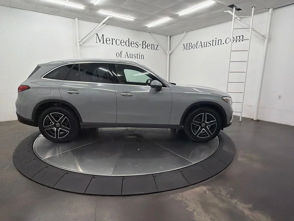 New 2027 White Mercedes-Benz GLC 300 image 8
