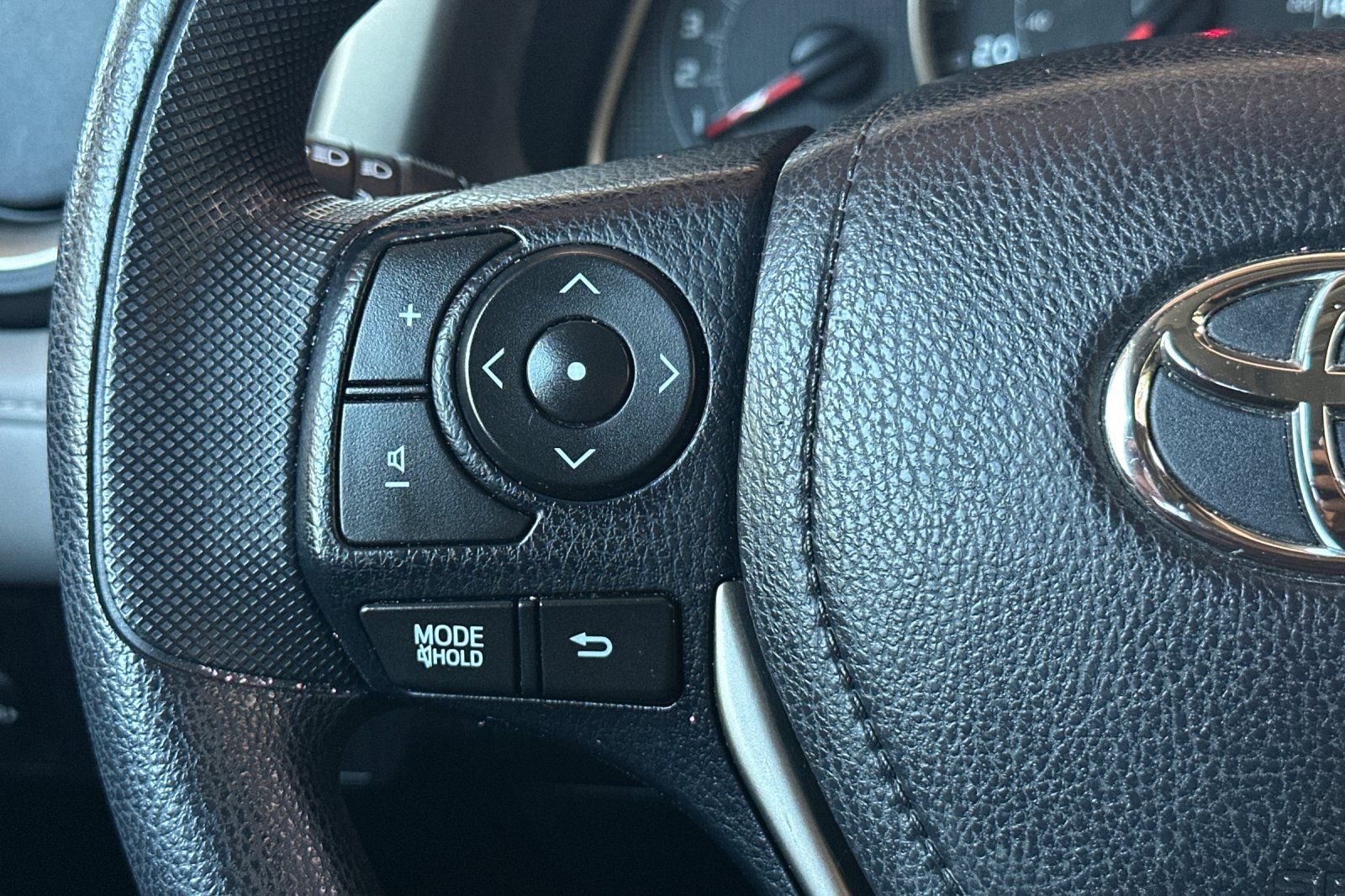 Used 2015 White Toyota XLE image 29
