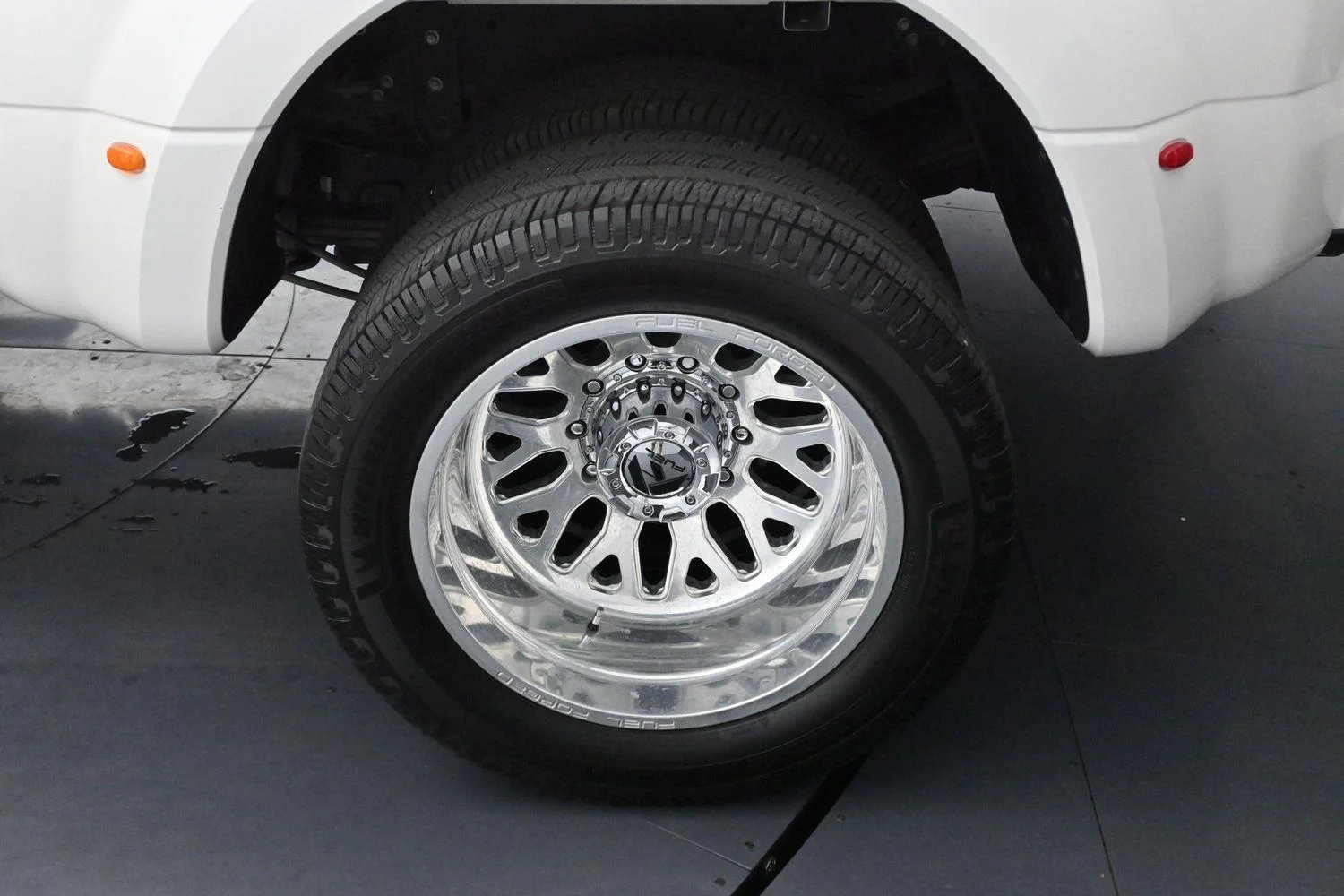 Used 2019 White Platinum Metallic Tri-Coat Ford Platinum image 37