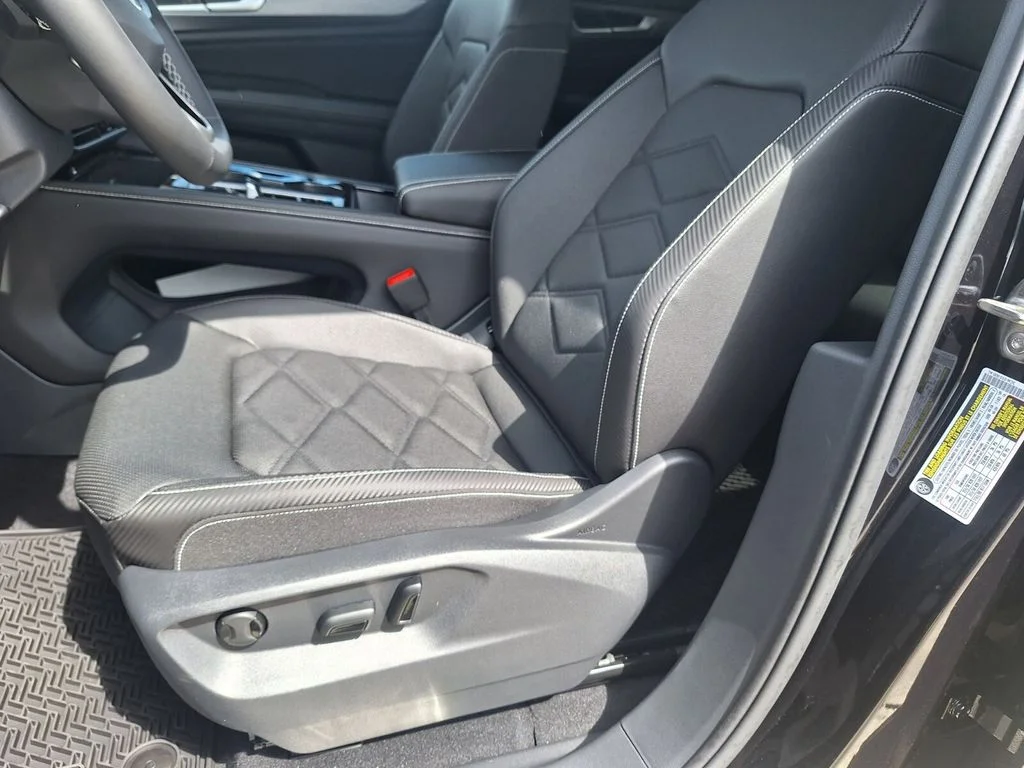 New 2026 Black Volkswagen 2.0T SE w/Technology image 10