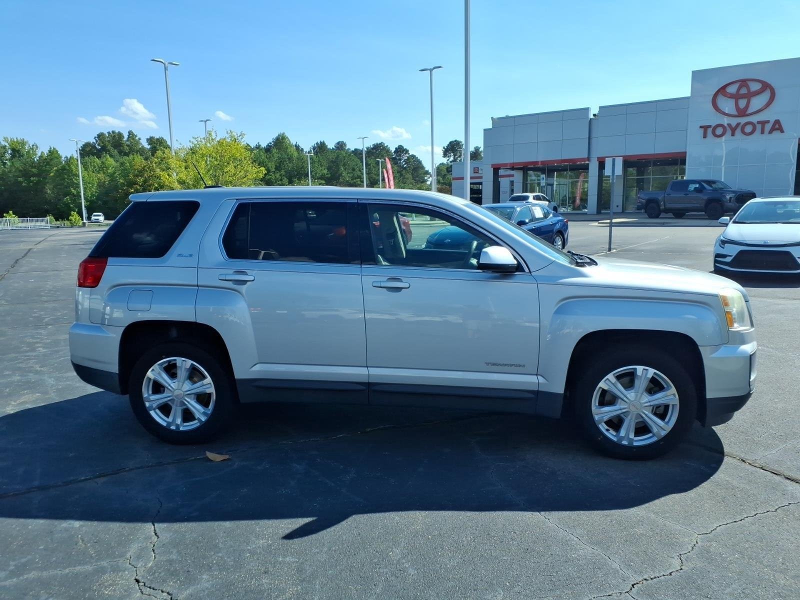 Used 2017 Quicksilver Metallic GMC SLE image 10