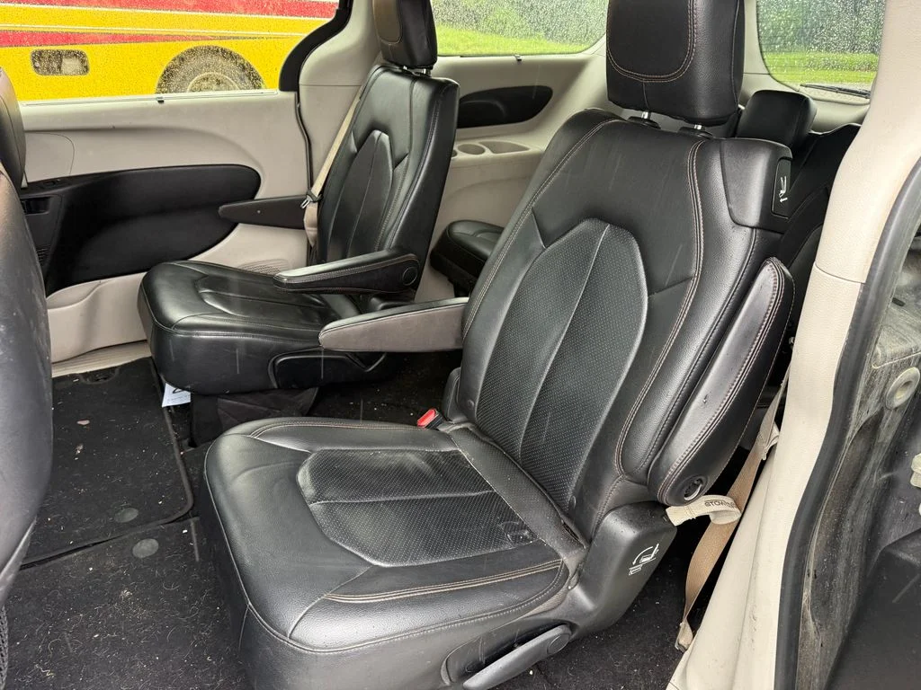 Used 2018 Gray Chrysler Touring L image 10