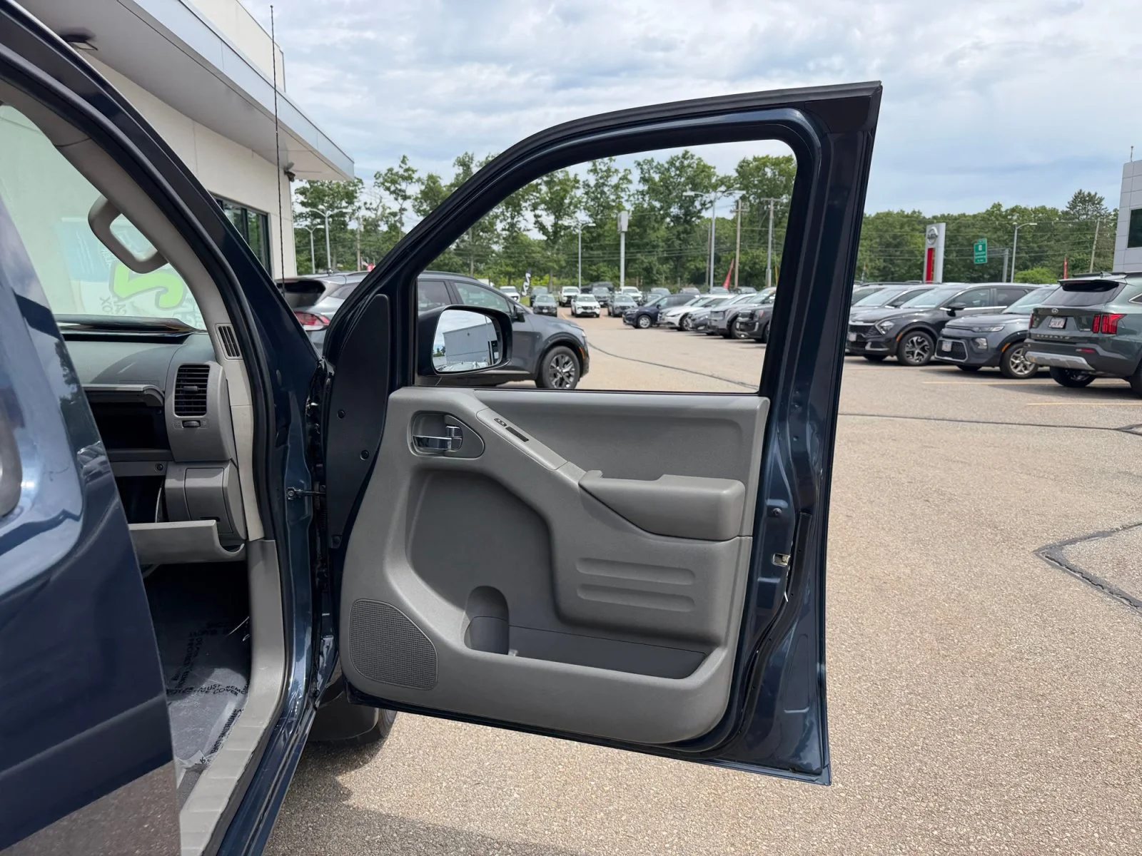 Used 2020 Arctic Blue Metallic Nissan SV image 28