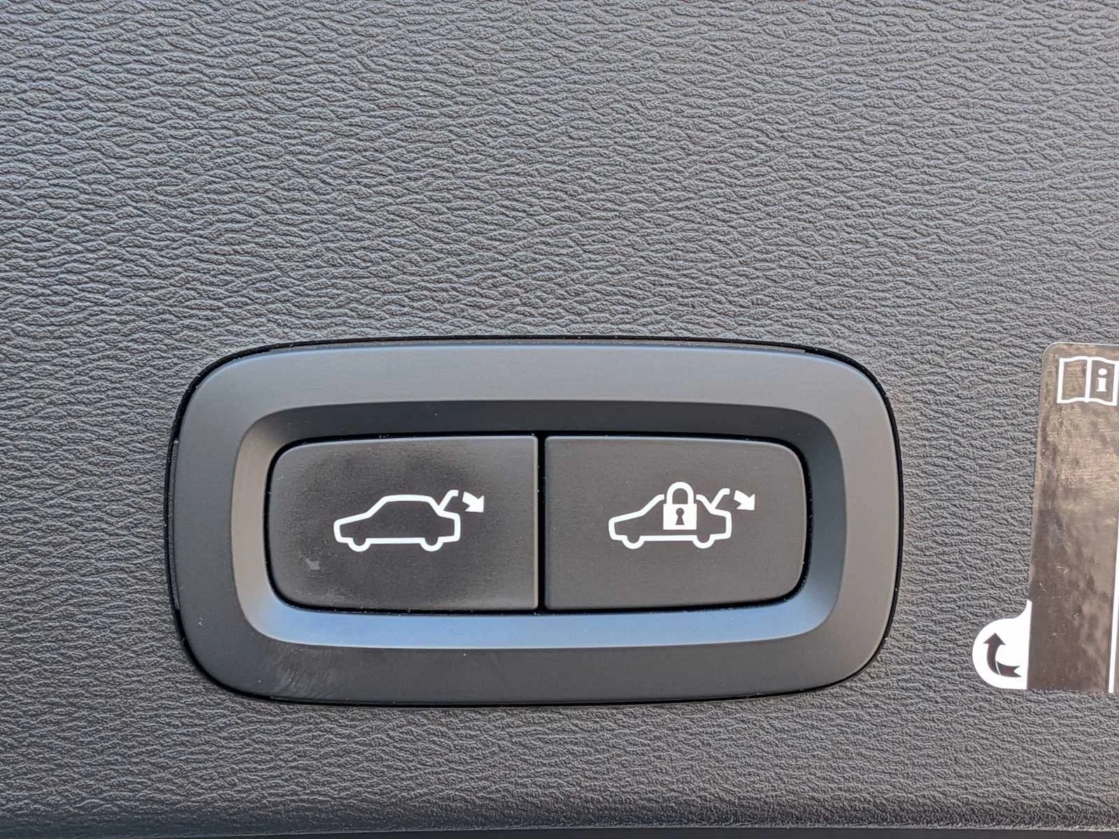Used 2020 White Volvo Momentum image 28