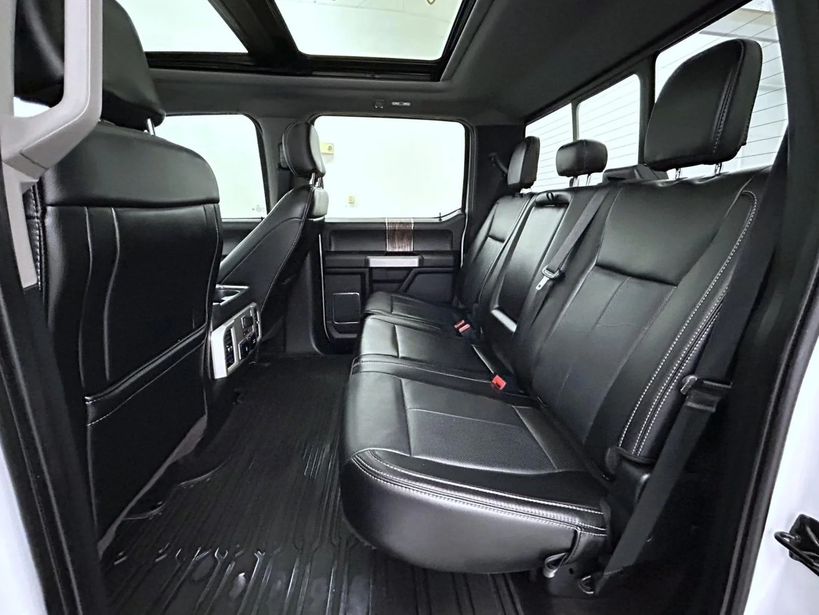 Used 2020 White Ford Lariat image 19