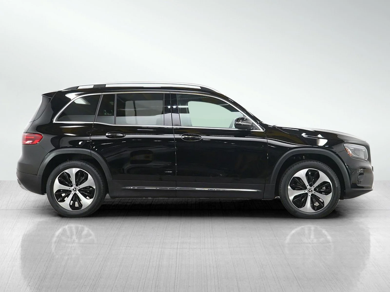 Used 2025 Black Mercedes-Benz GLB 250 image 6