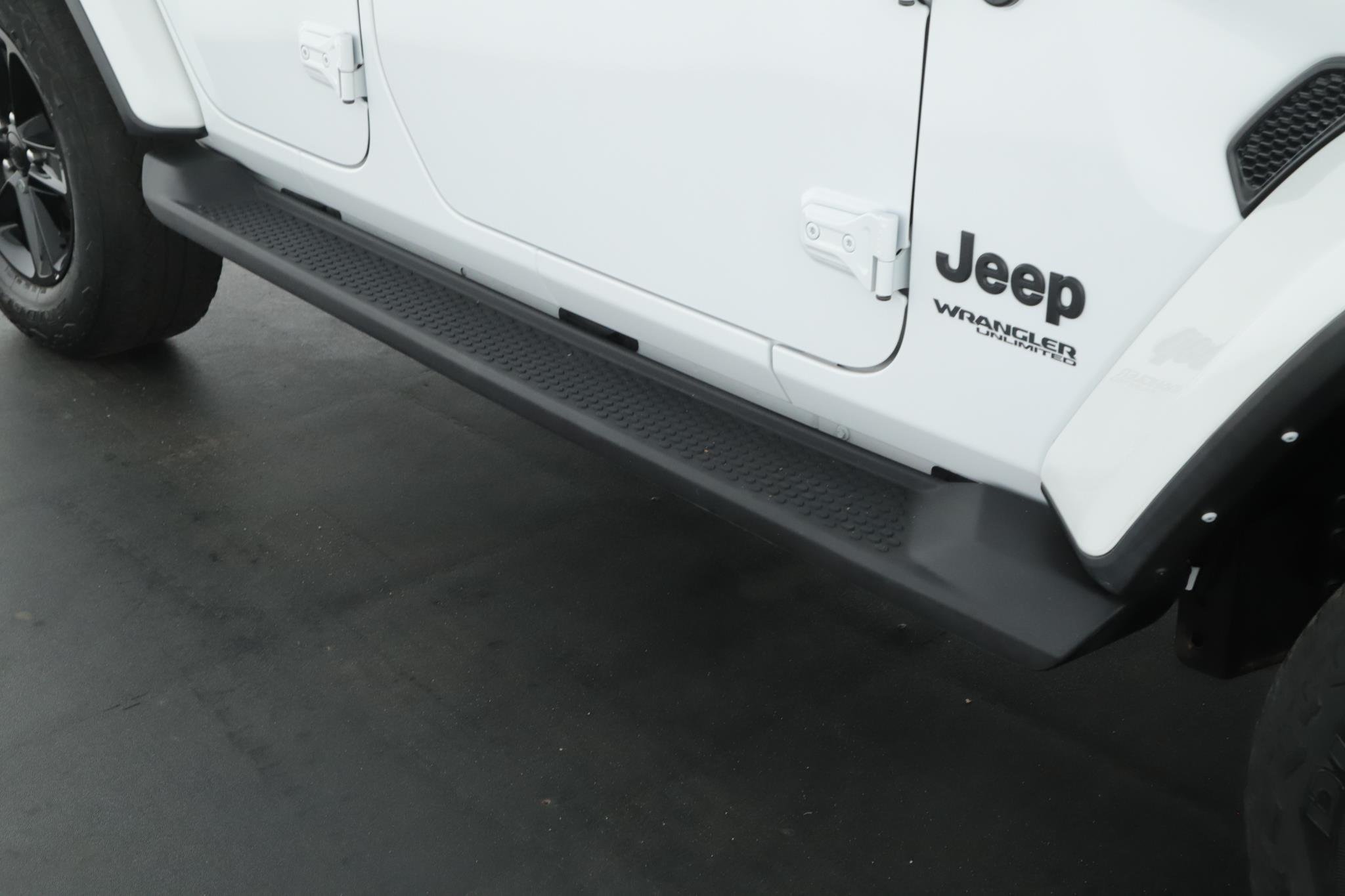 Used 2022 Bright White Clearcoat Jeep Unlimited Sahara Altitude 4x4 image 18