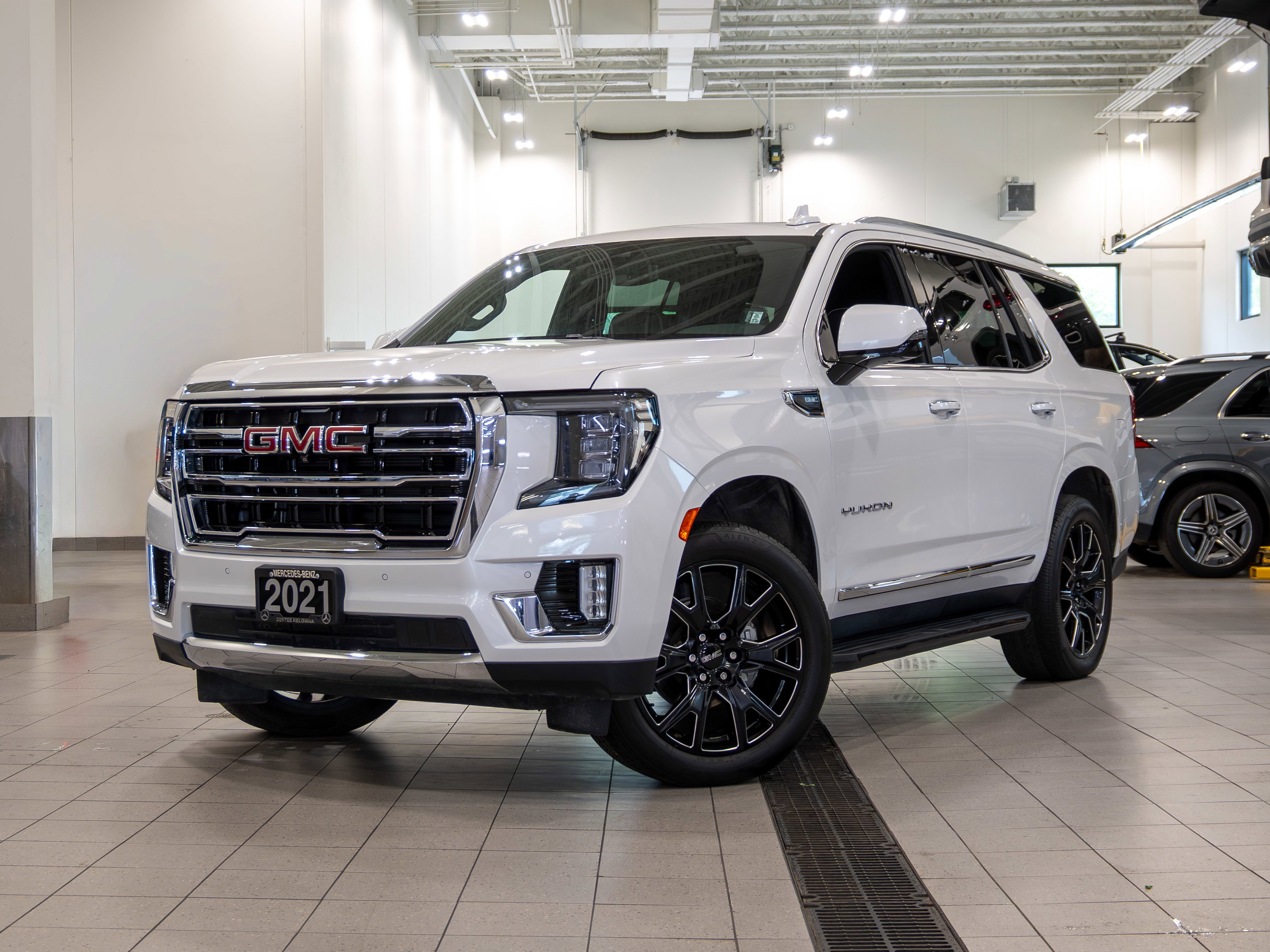 White Frost Tricoat 2021 GMC Yukon SLT 4WD SUV / Crossover Four-Wheel Drive