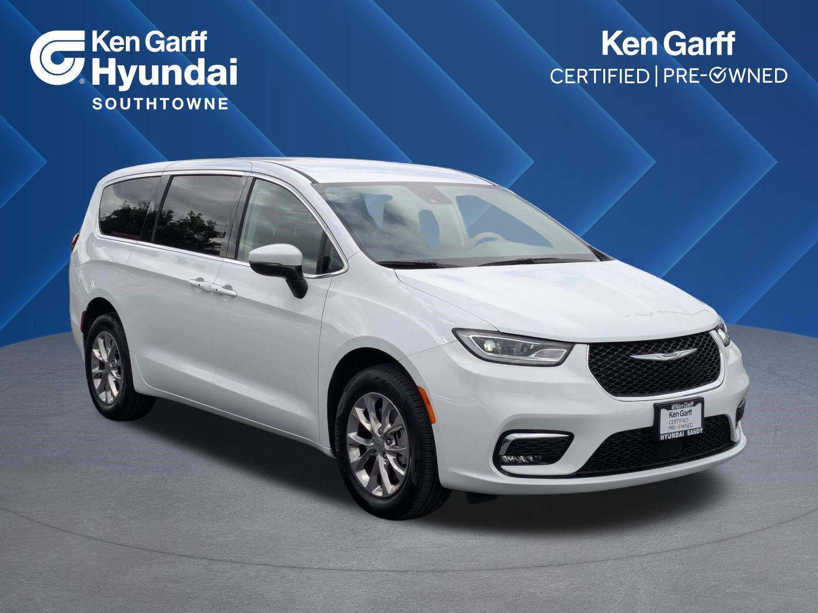 2023 Chrysler Pacifica Touring L AWD's photo