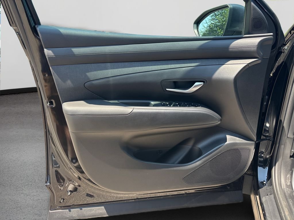 Used 2025 Black Hyundai SEL Convenience image 22
