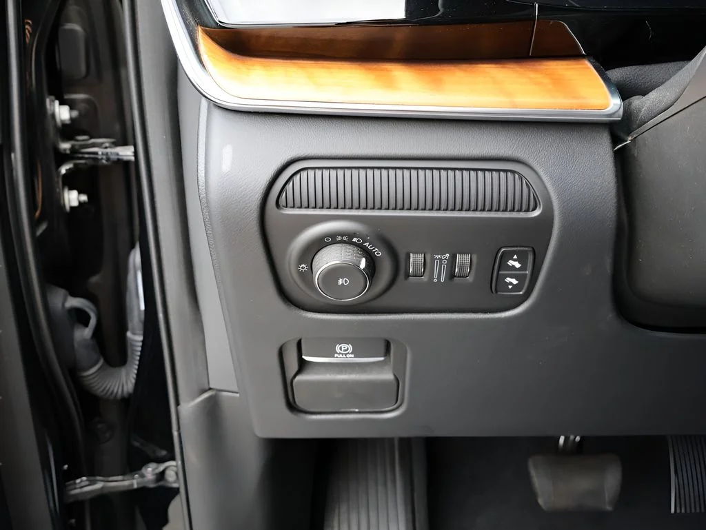Used 2022 Diamond Black Crystal Pearlcoat Jeep Series III image 37