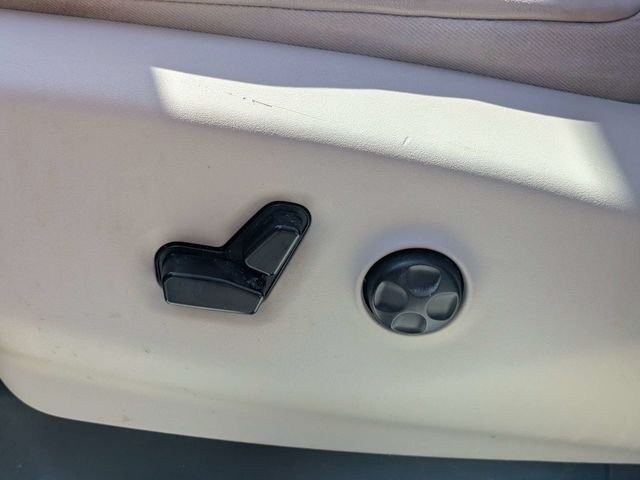Used 2020 Silver Chrysler Limited image 21