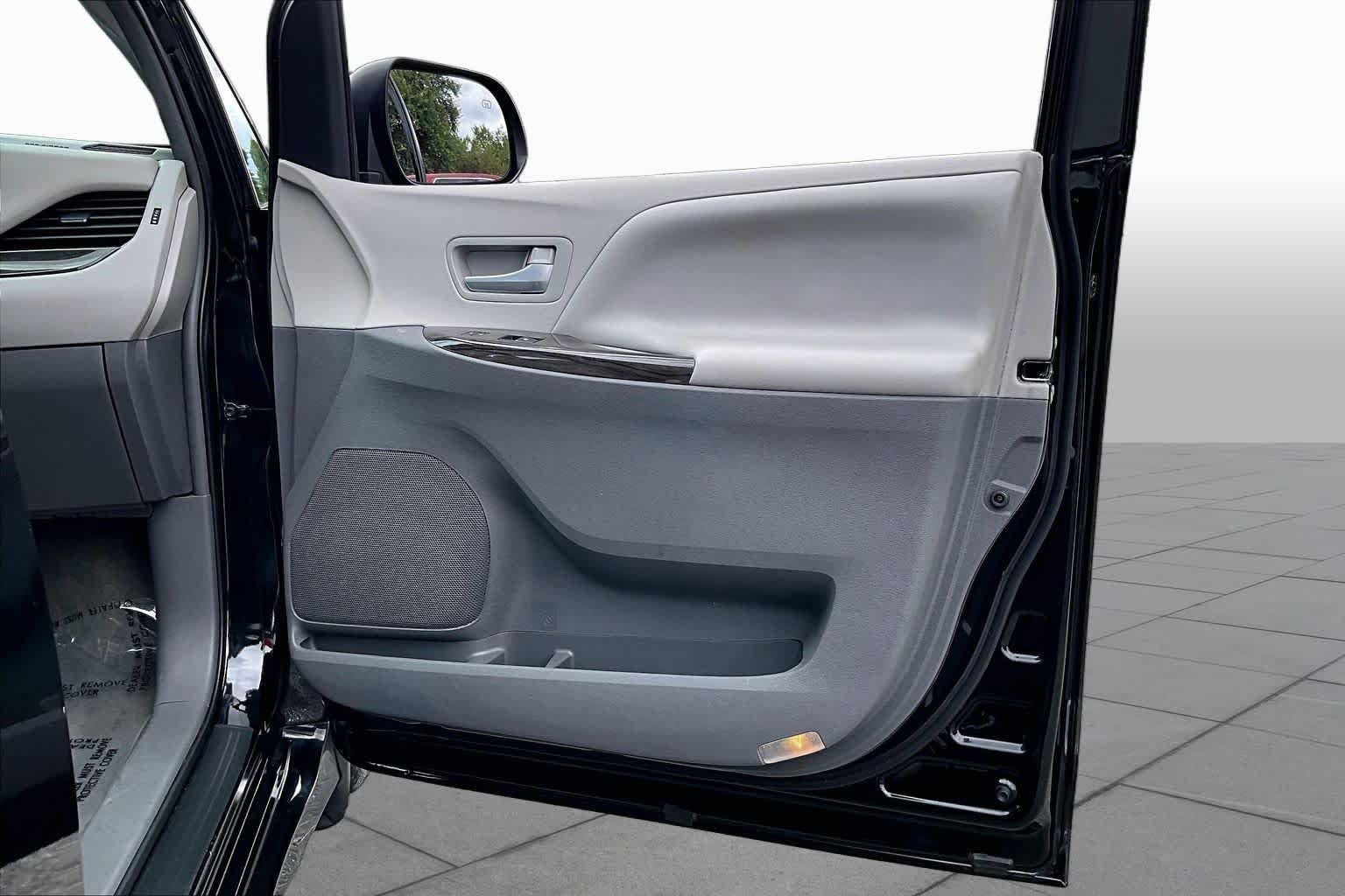 Used 2018 Midnight Black Metallic Toyota XLE image 20