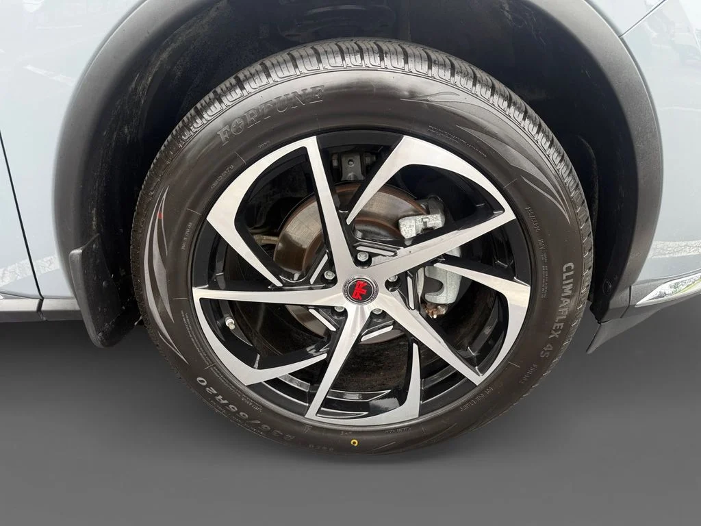 Used 2021 Gray Nissan SL image 16