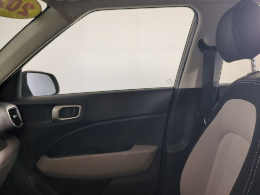 2025 Hyundai Venue SEL - Photo 28