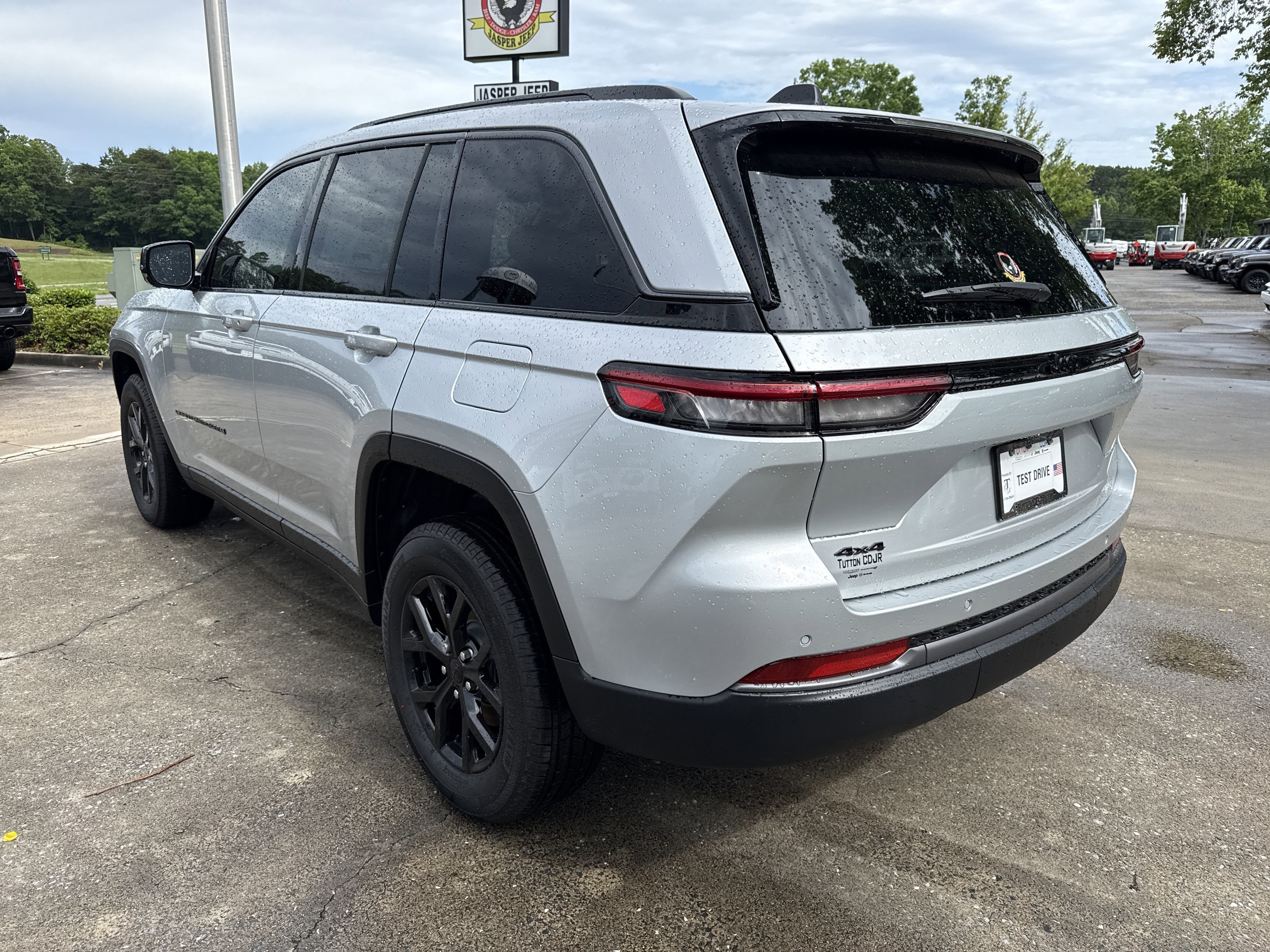 New 2026 Silver Zynith Jeep Laredo Altitude image 5