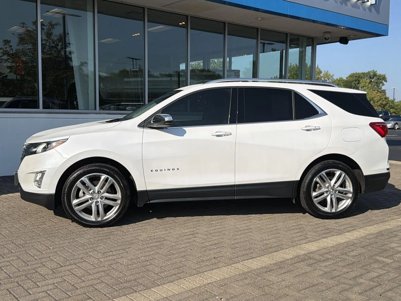 Used 2019 Iridescent Pearl Tricoat Chevrolet Premier image 2