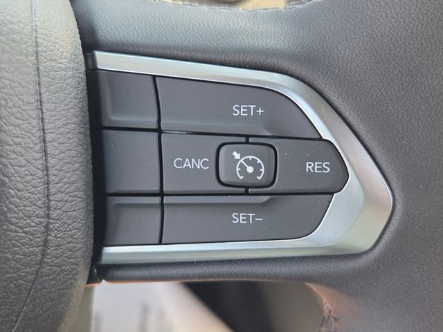New 2026 Hydro Blue Pearl-Coat Exterior Paint Jeep Latitude image 24