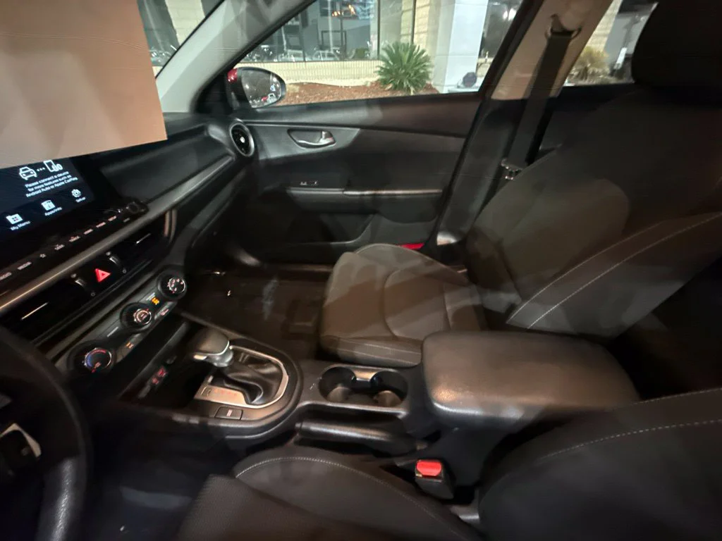 Used 2021 Red Kia LXS image 16
