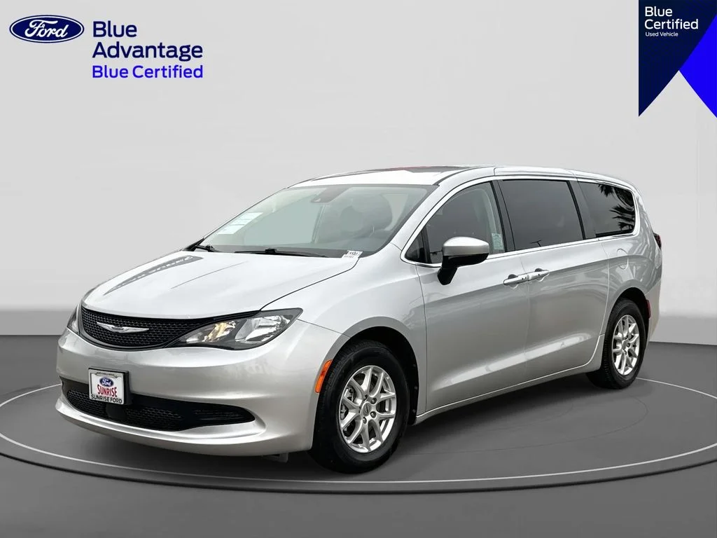 2023 Chrysler Voyager LX's photo