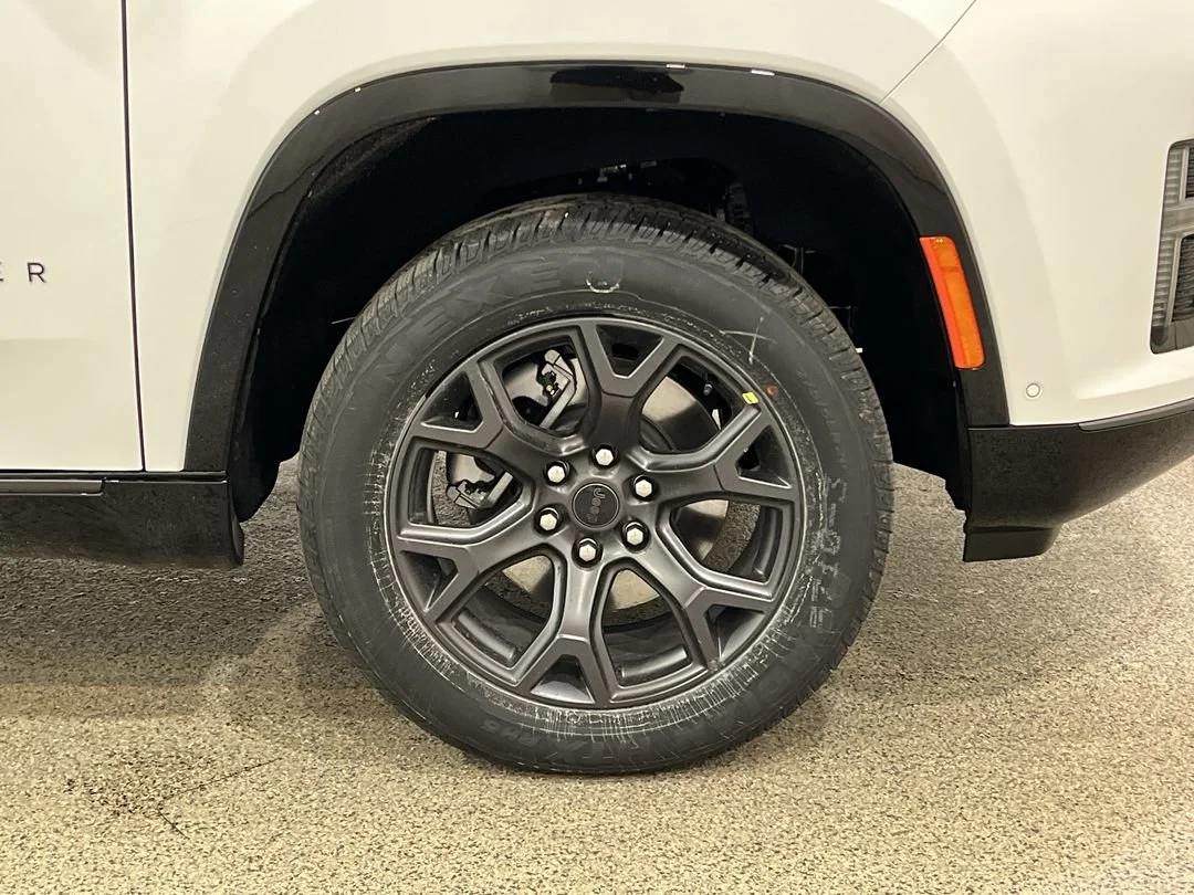 New 2026 Bright White Clear-Coat Exterior Paint Jeep Limited Altitude image 10