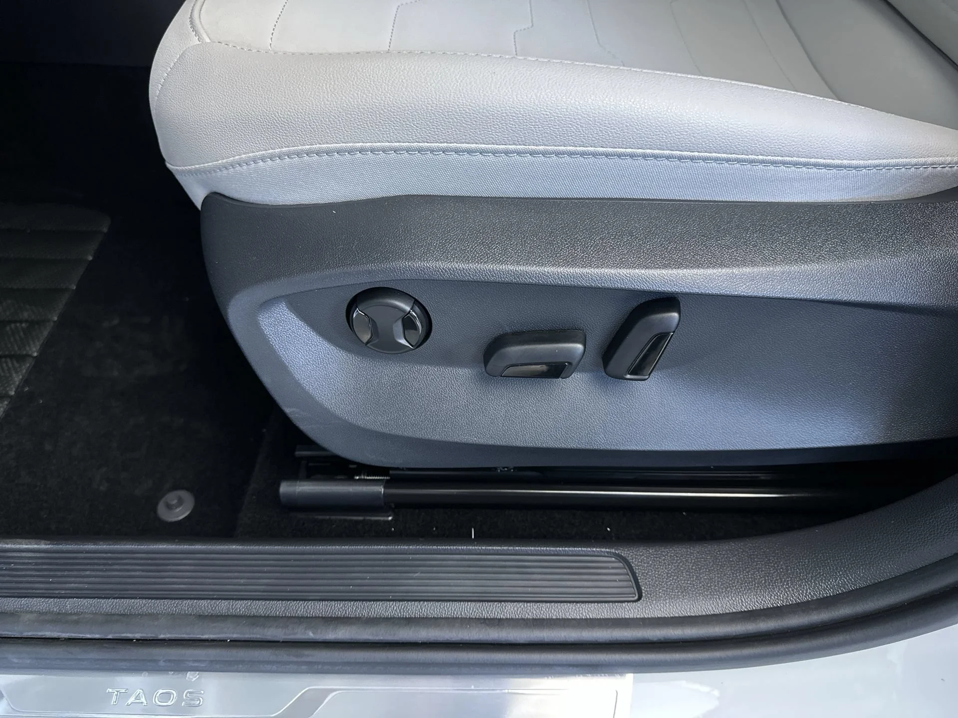 Used 2025 Pure White Volkswagen SE image 14