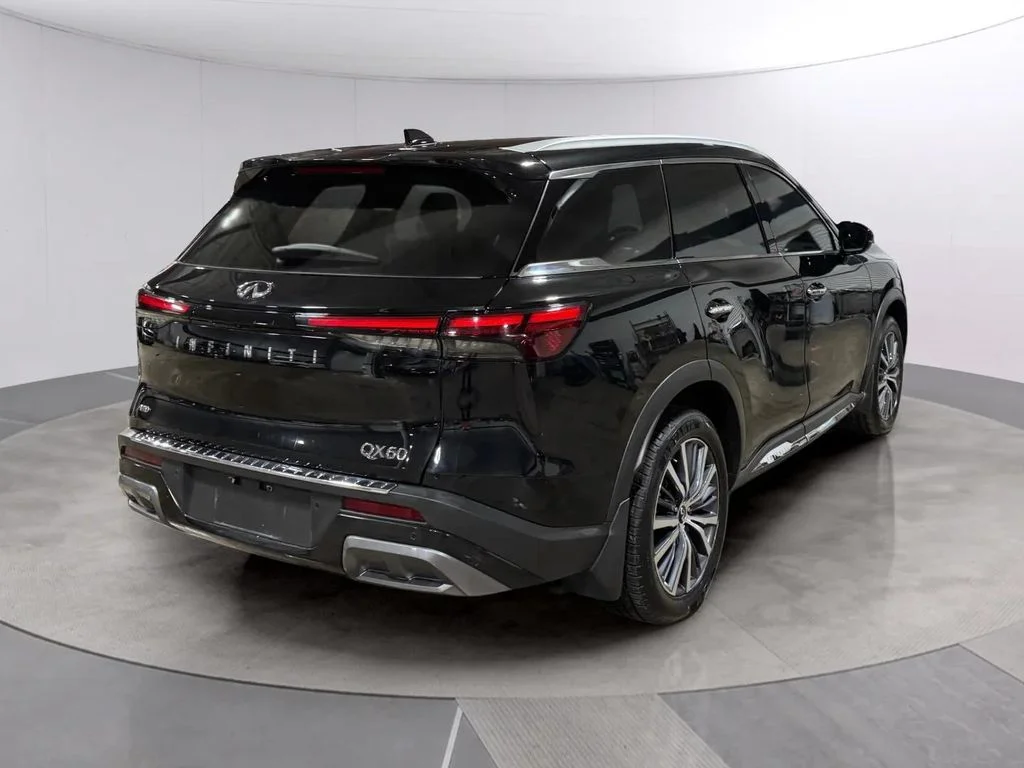 Used 2023 Mineral Black INFINITI Sensory image 3