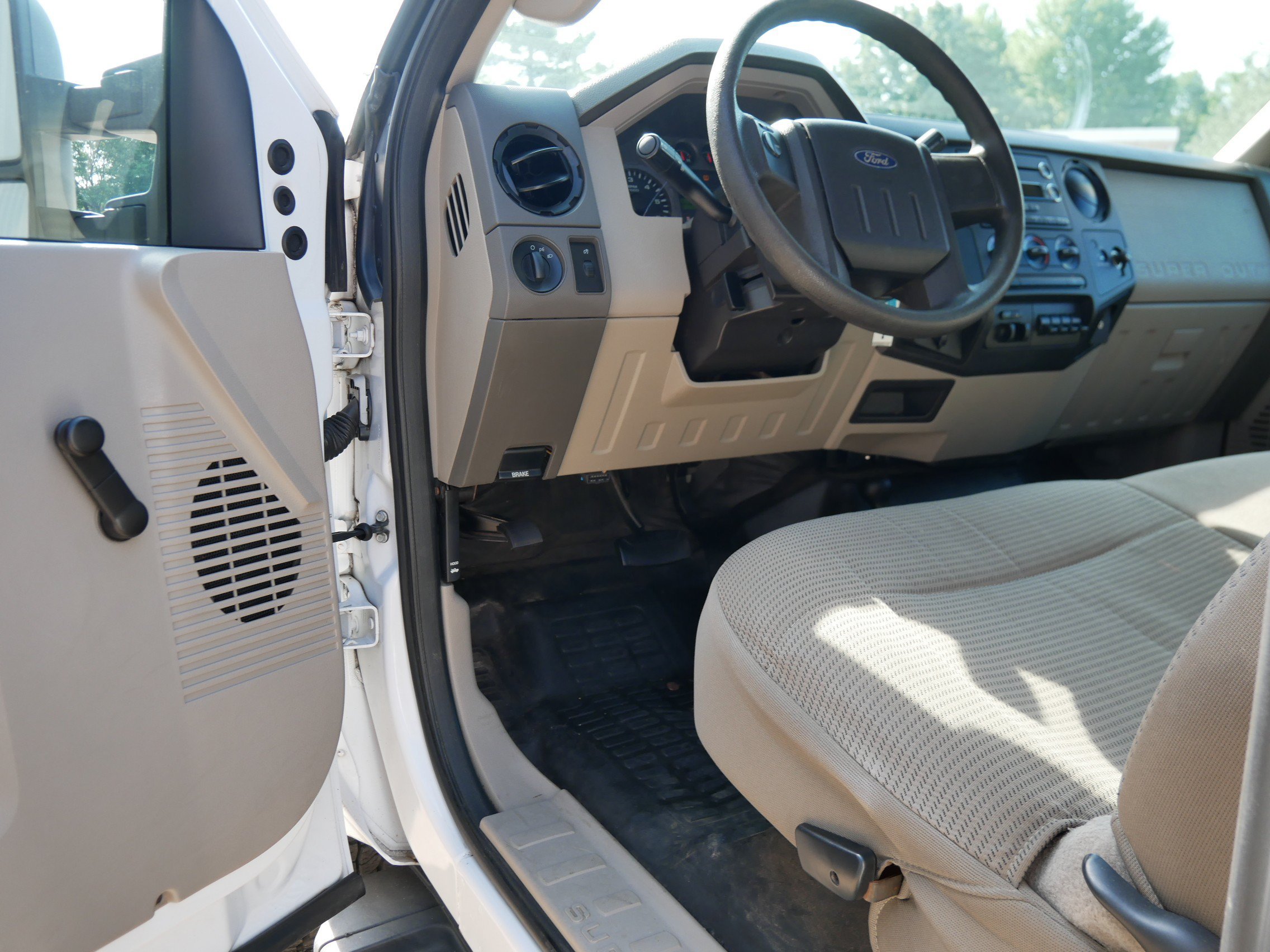 Used 2010 White Ford XL image 11