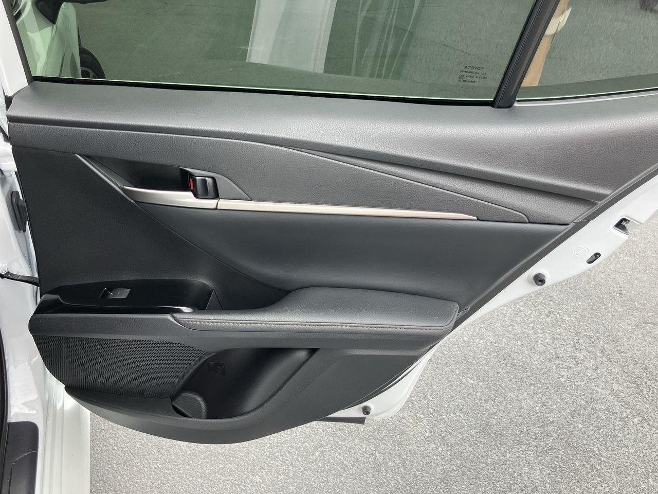 Used 2025 White (Wind Chill Pearl) Toyota XLE image 31