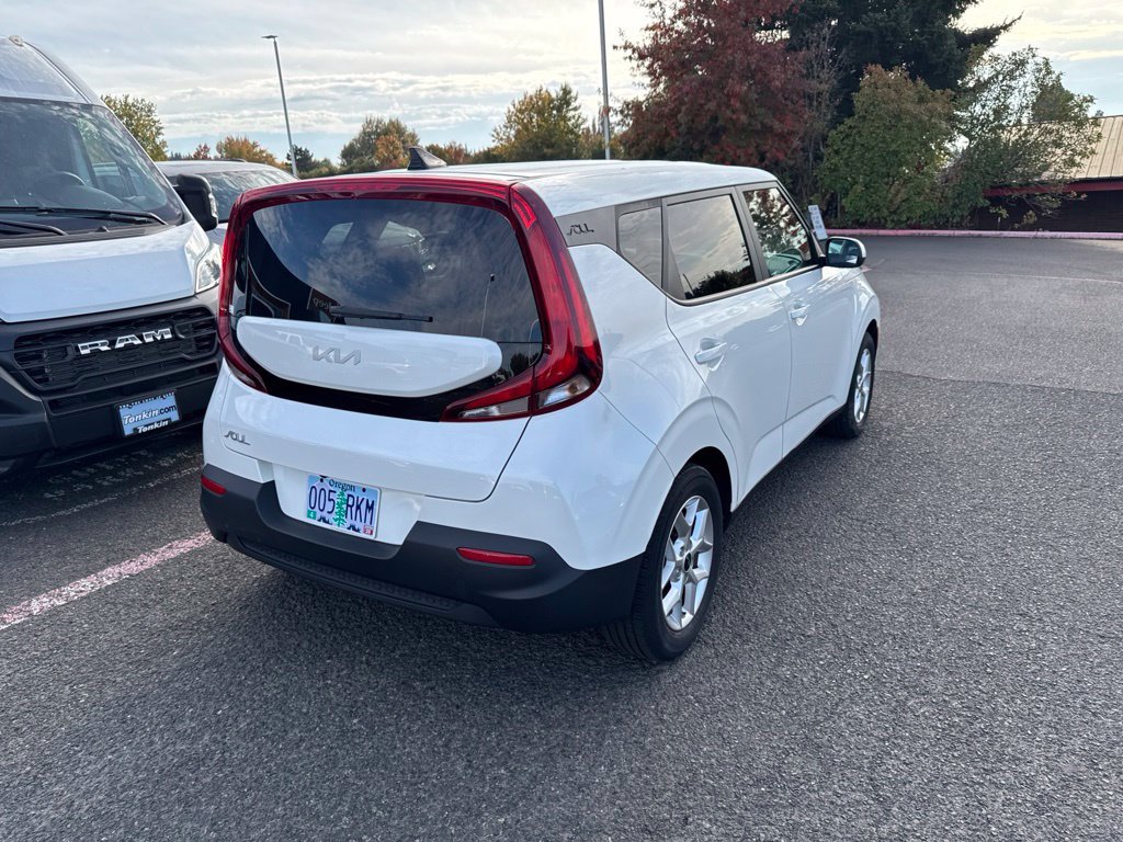 Used 2022 Snow White Pearl Kia LX image 9