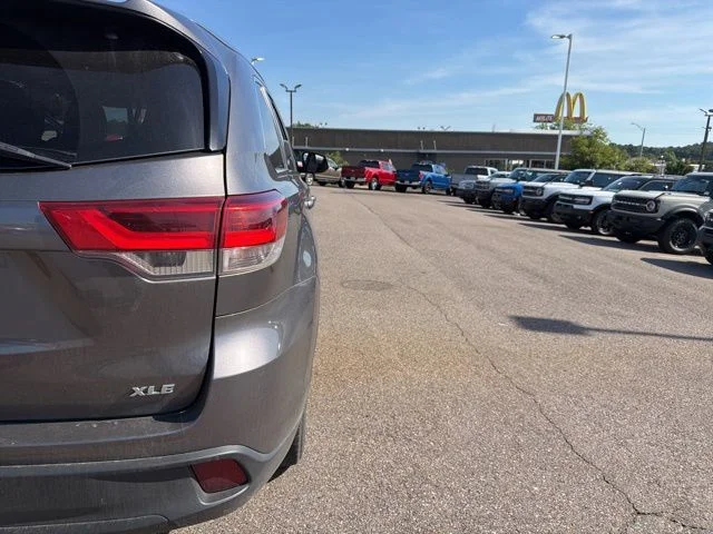 Used 2018 White Toyota XLE image 4