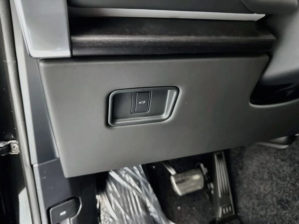 New 2027 Santorini Black Land Rover SE image 10