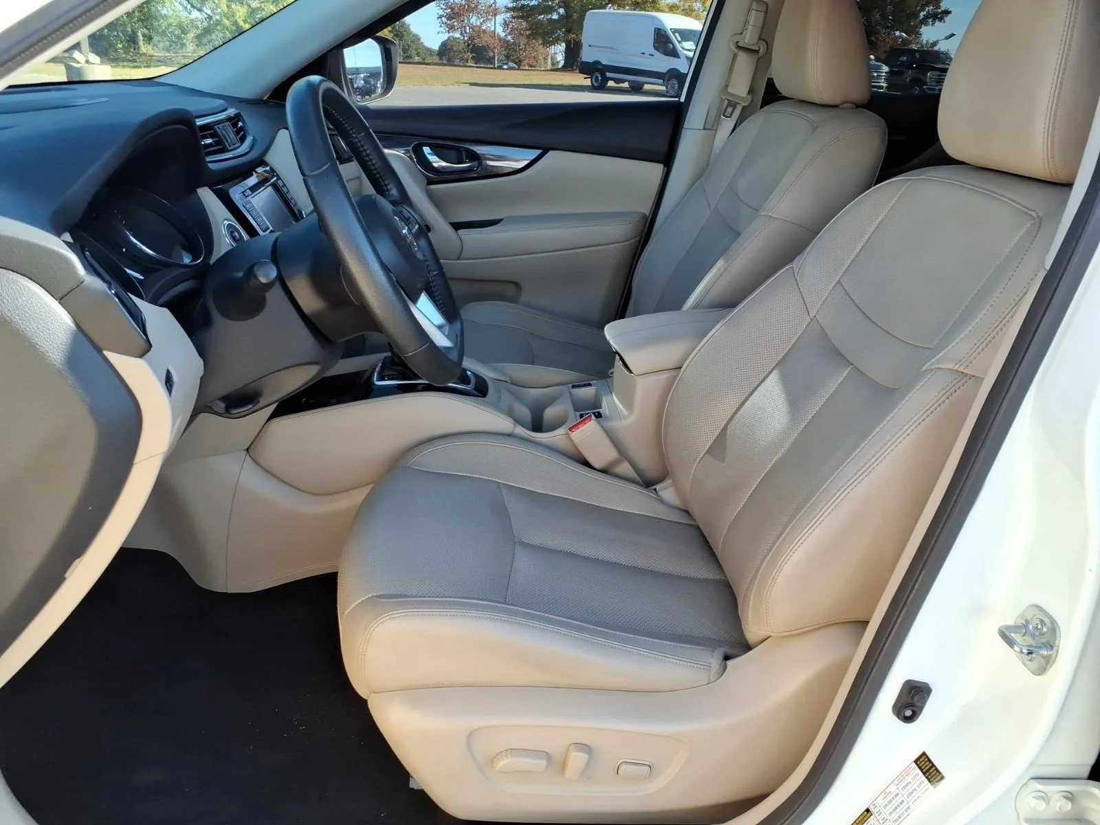 Used 2020 Pearl White Tricoat Nissan SL image 22