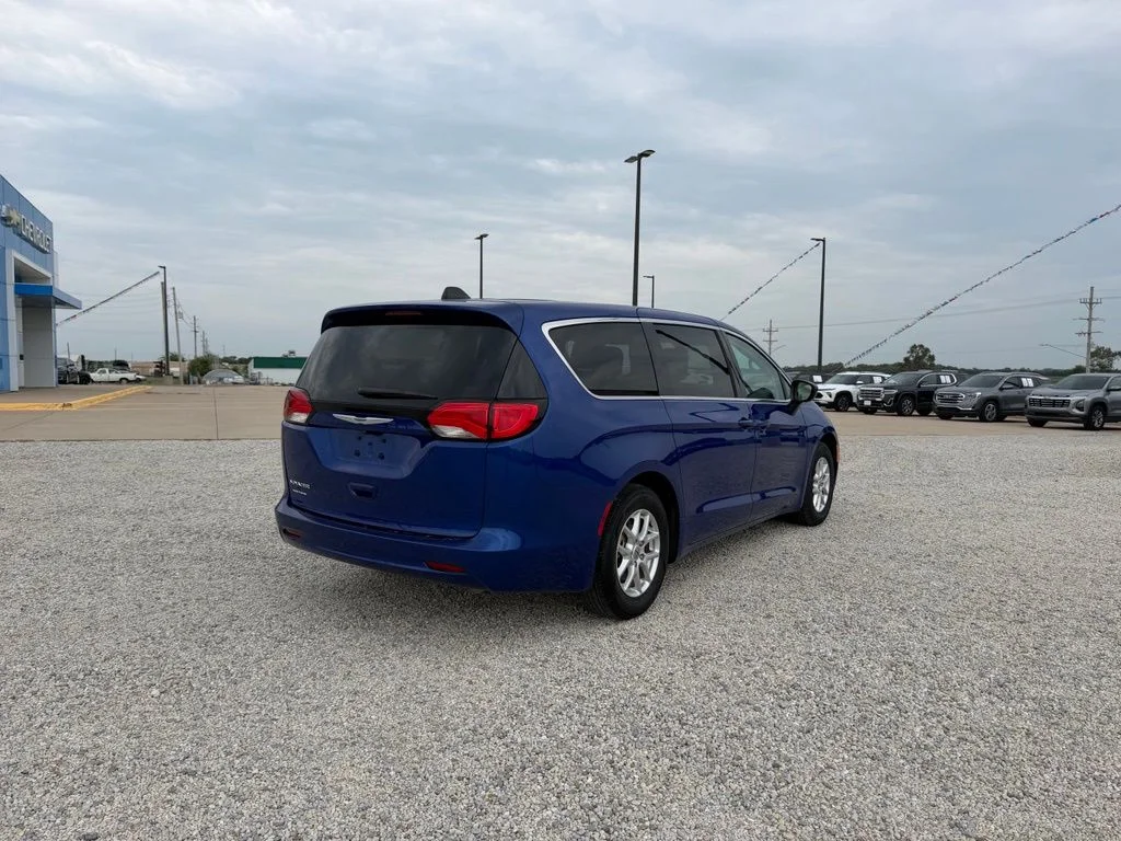 Used 2021 Blue Chrysler LX image 3