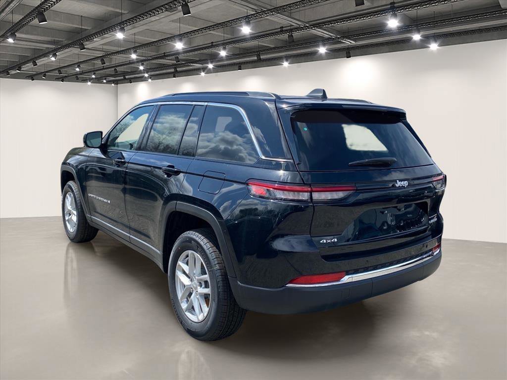 New 2026 Diamond Black Crystal Pearl-Coat Exterior Paint Jeep Laredo X image 3