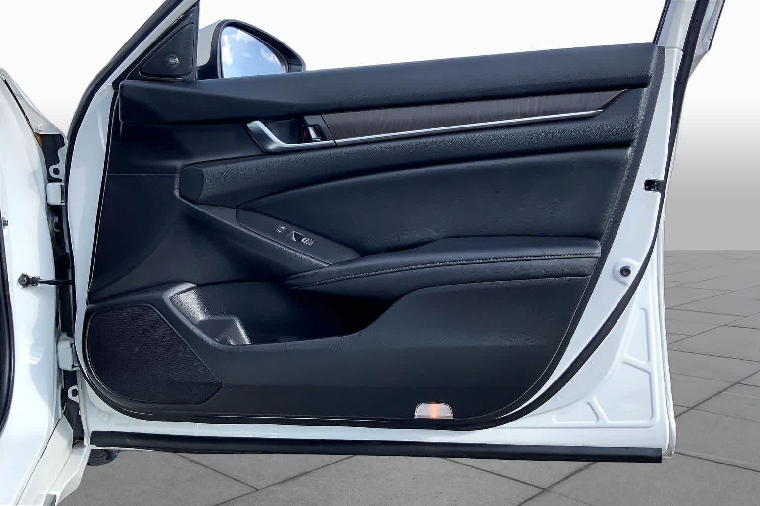 Used 2021 Platinum White Pearl Honda Touring image 22