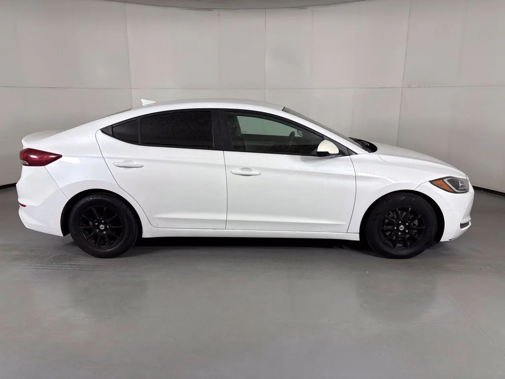 Used 2017 White Hyundai SE image 9