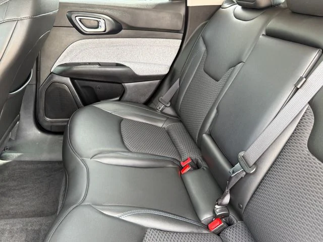 Used 2022 Gray Jeep Latitude image 26