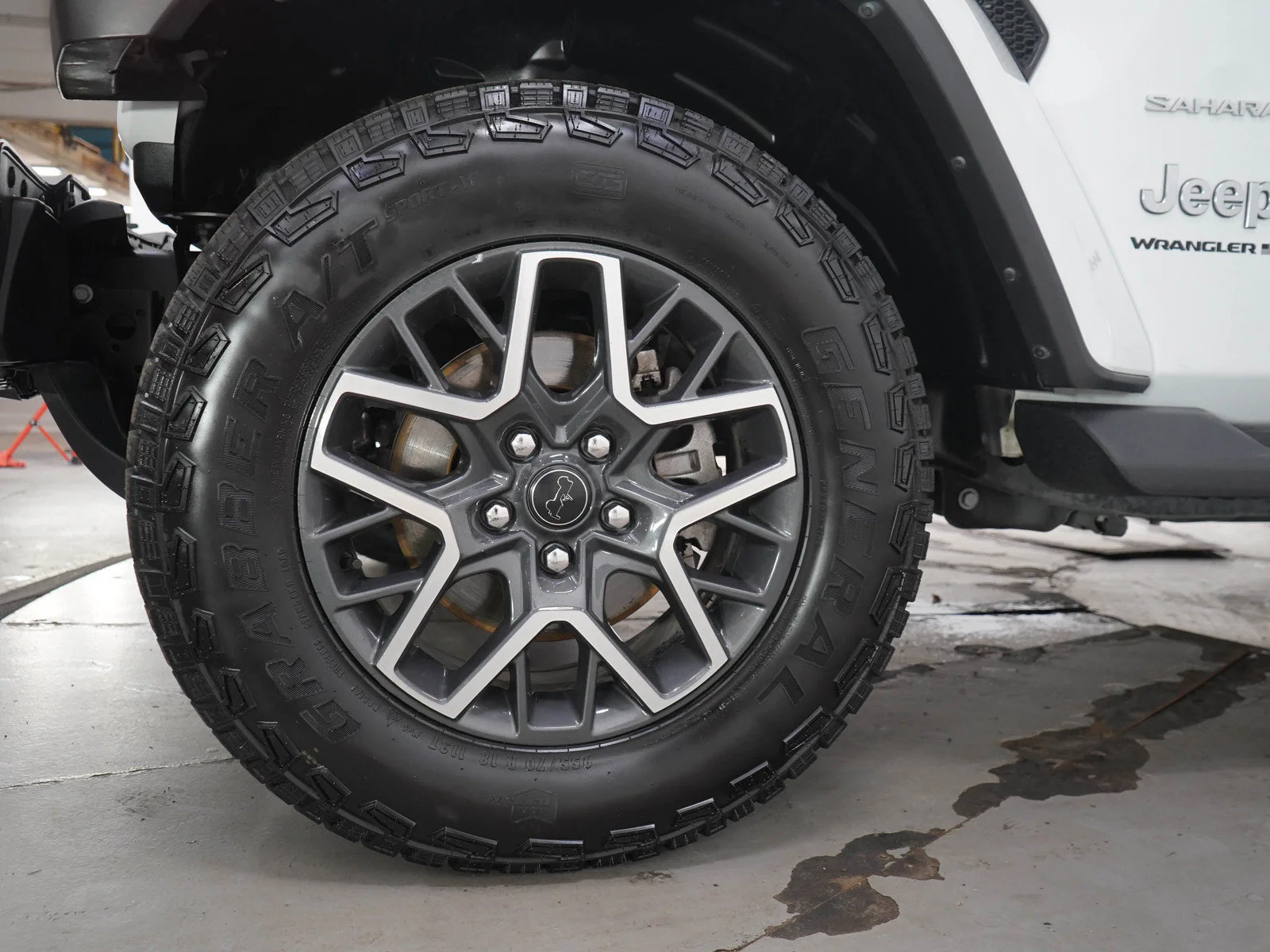 Used 2024 Bright White Clearcoat Jeep Sahara image 28