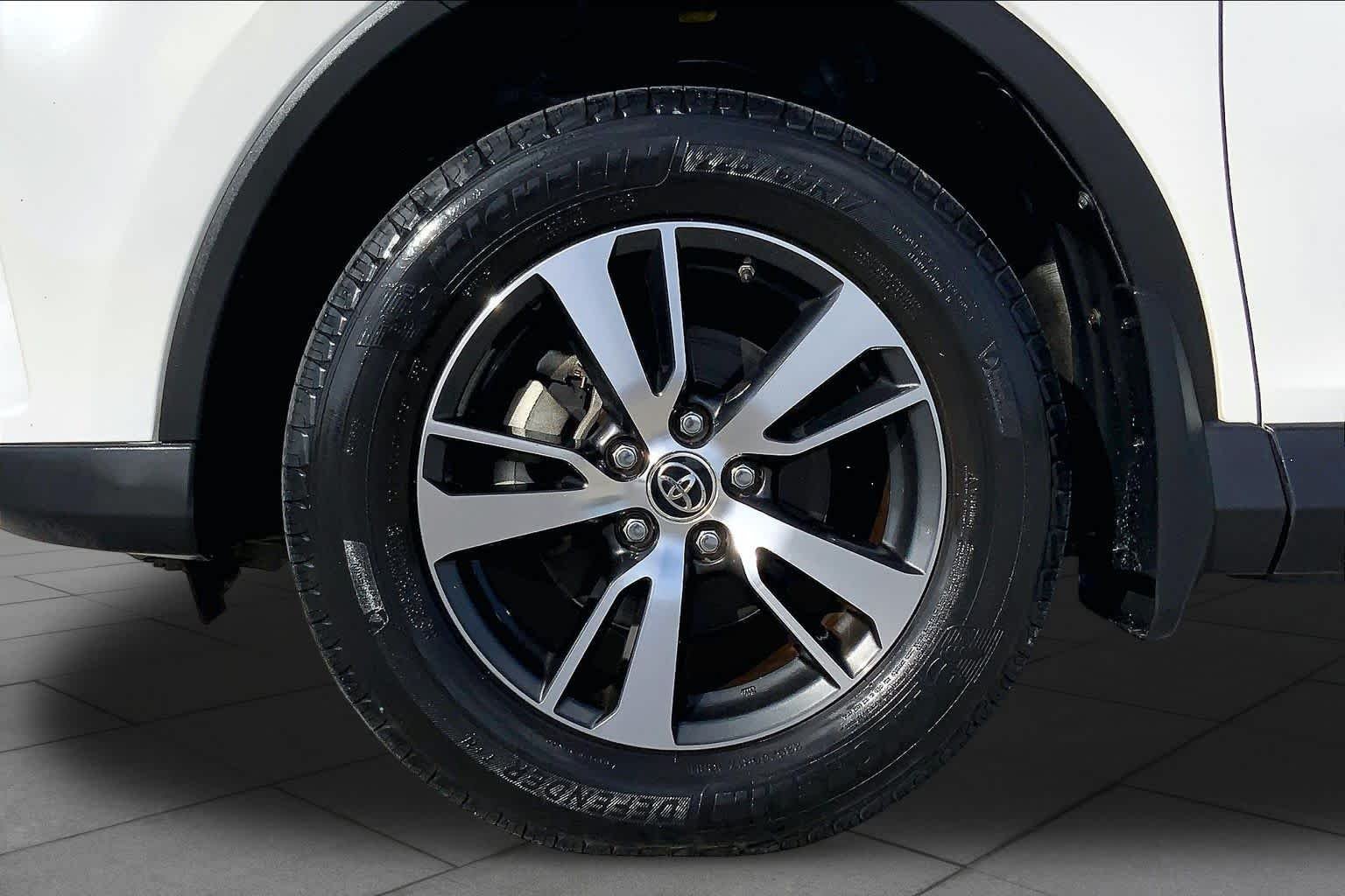 Used 2018 Super White Toyota XLE image 11