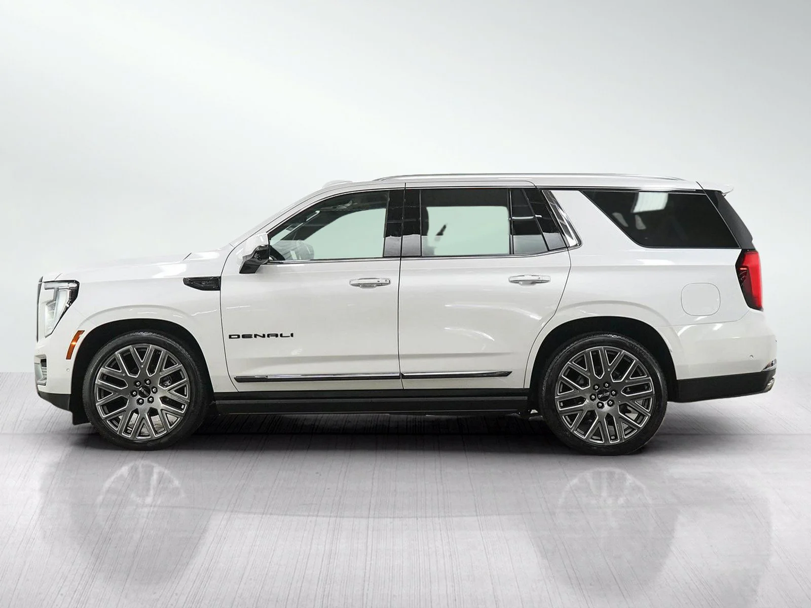 Used 2025 White Frost Tricoat GMC Denali Ultimate image 2