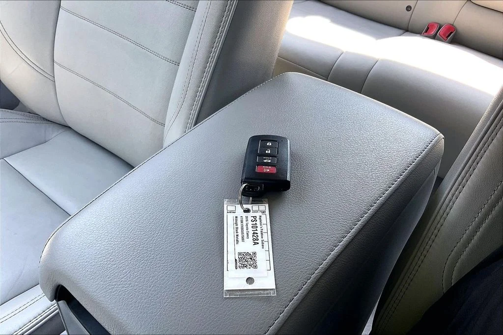 Used 2016 Black Toyota XLE image 11