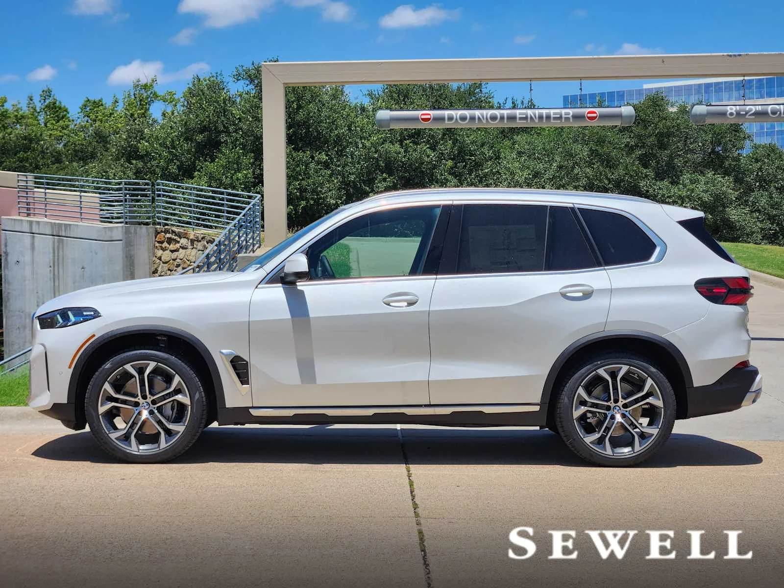 New 2026 Mineral White Metallic BMW xDrive40i image 2