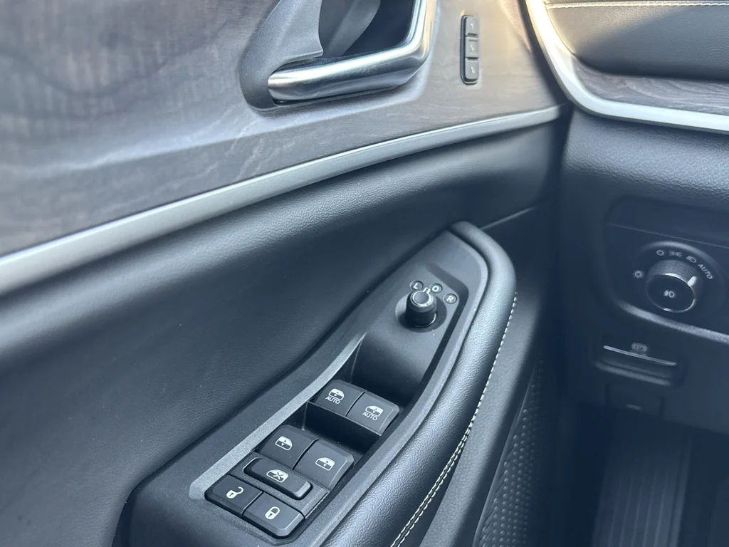 Used 2023 Diamond Black Jeep Limited image 15