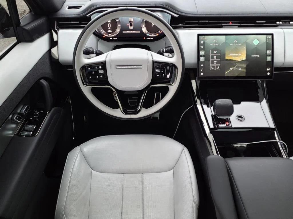 Used 2024 White Land Rover Dynamic SE image 3